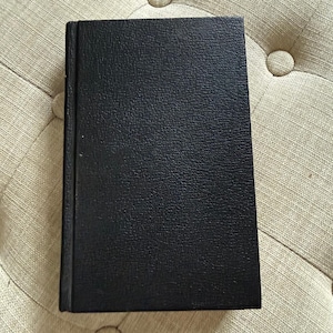 Biblia rumana antigua, tapa dura negra, libro religioso con lomo dorado. imagen 7