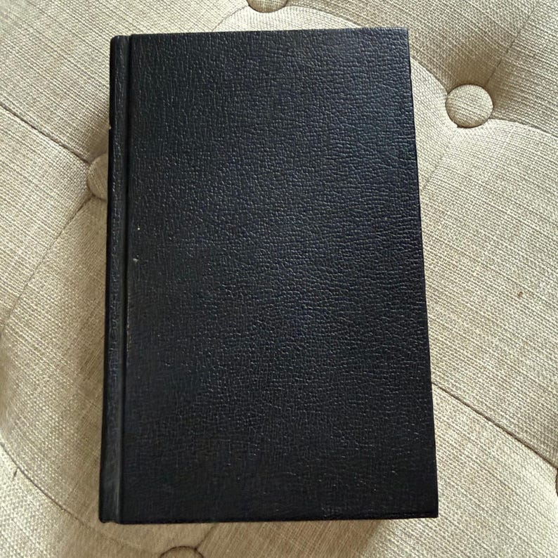 Biblia rumana antigua, tapa dura negra, libro religioso con lomo dorado. imagen 7