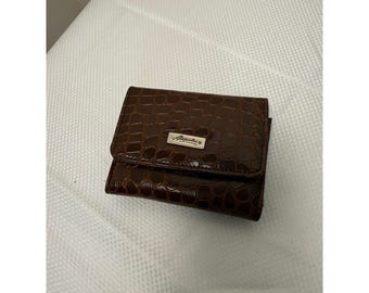 Cartera tríptico vintage de piel marrón con relieve de cocodrilo y monedero con cierre de beso, estilo Y2K.