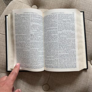 Biblia rumana antigua, tapa dura negra, libro religioso con lomo dorado. imagen 4