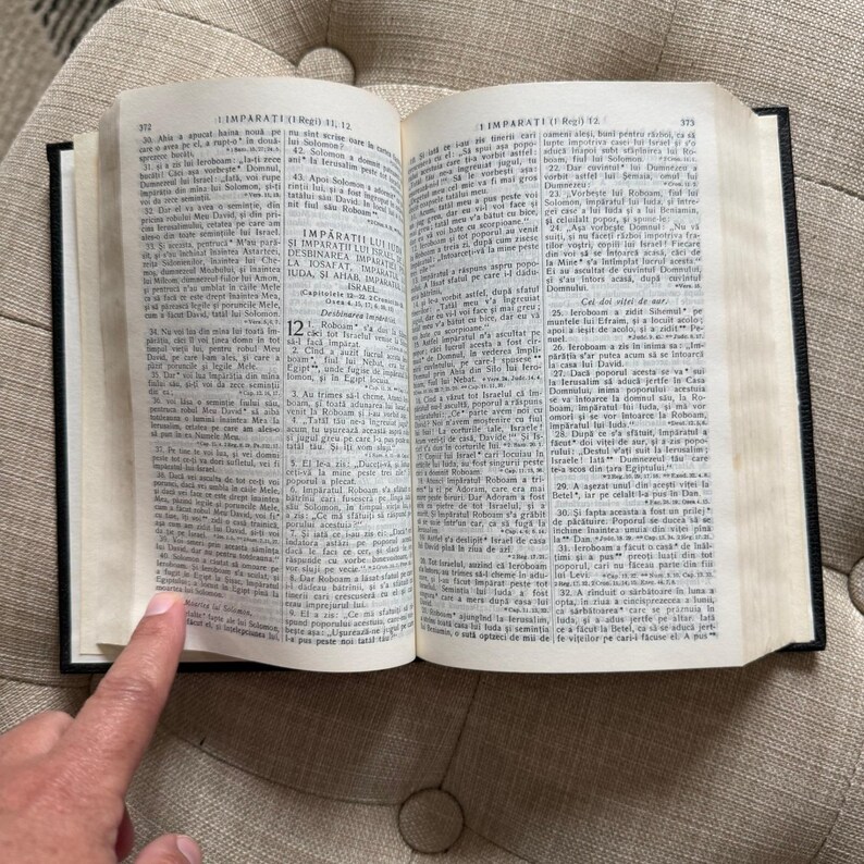 Biblia rumana antigua, tapa dura negra, libro religioso con lomo dorado. imagen 4