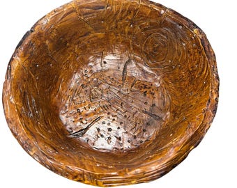 Tigela vintage esculpida à mão em madeira de nogueira com acabamento rústico queimado, decoração orgânica Wabi Sabi.