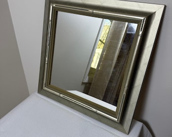 Espejo de pared cuadrado plateado con imitación de bambú, estilo Hollywood Regency, 13,5 x 13,5 pulgadas.