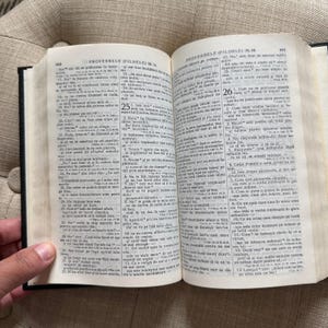 Biblia rumana antigua, tapa dura negra, libro religioso con lomo dorado. imagen 5