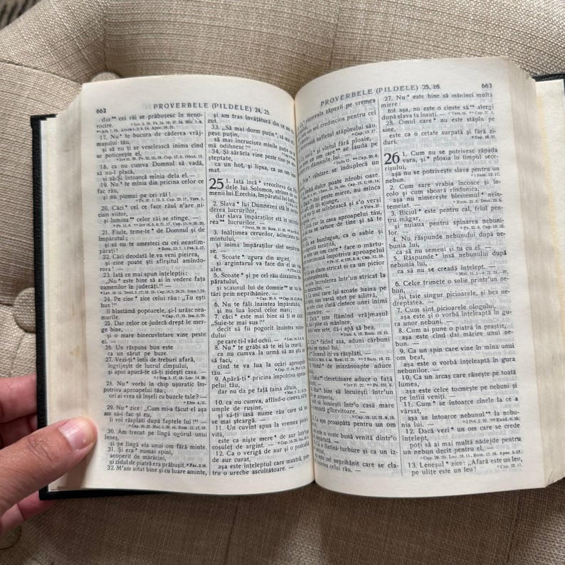 Biblia rumana antigua, tapa dura negra, libro religioso con lomo dorado. imagen 5