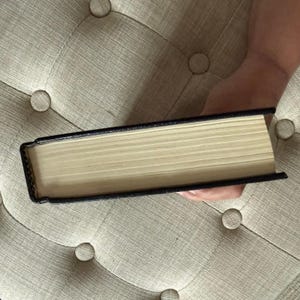 Biblia rumana antigua, tapa dura negra, libro religioso con lomo dorado. imagen 9