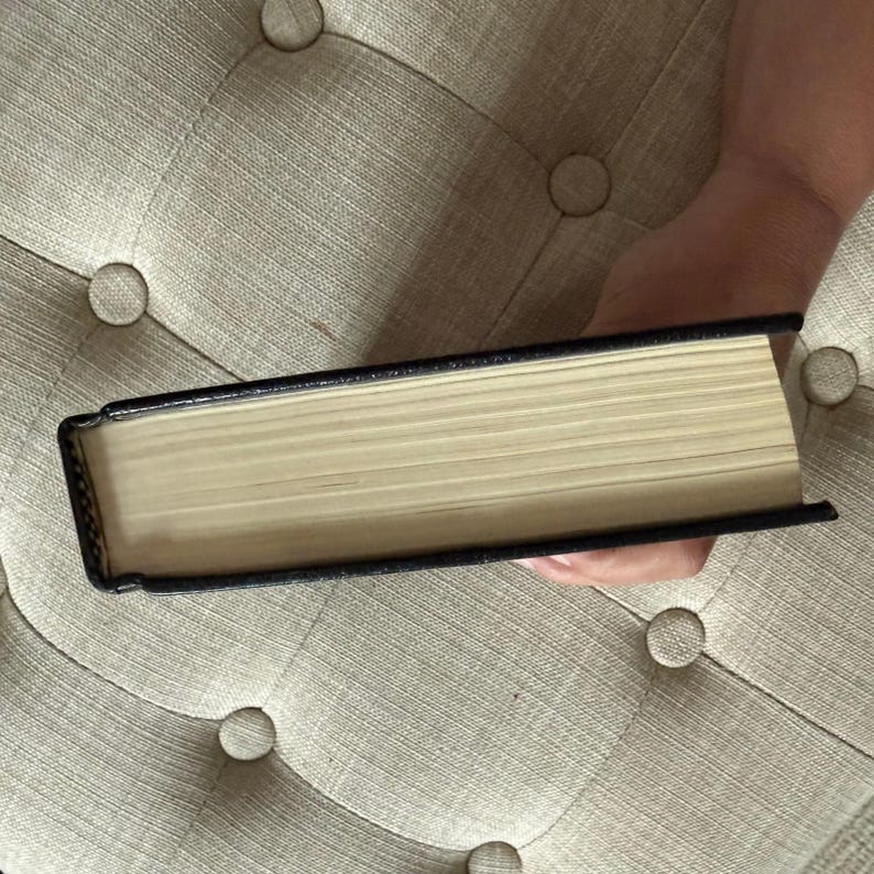 Biblia rumana antigua, tapa dura negra, libro religioso con lomo dorado. imagen 9