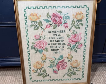 Muestrario de punto de cruz enmarcado vintage con poema de la amistad, rosas florales y marco dorado, 1977
