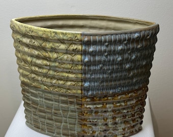 Adorne su hogar con un jarrón plano de gres con esmalte múltiple y textura Wabi Sabi.