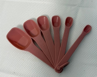 Juego de 6 cucharas medidoras Tupperware vintage color malva y rosa empolvado con anilla en D, años 80.