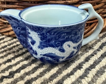 Jarra de salsa de soja japonesa con dragón azul y blanco y colador – Jian Rong Kiln Vtg