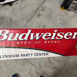 Baner piwa Budweiser Millennium – 22"x68" – zabytkowy przedmiot kolekcjonerski