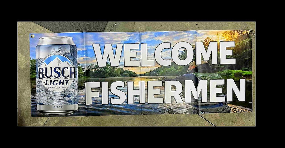 釣り　フィッシング　BUSCH LIGHT 飾り物　オシャレ Busch Light Fishing Sign 23x14 – Largemouth Bass Metal Tin Bar Man
