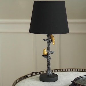 Lampe neben dem Bett oder auf dem Nachttisch Lampe neben dem Bett oder auf dem Nachttisch