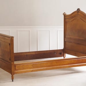 Lit ancien français de style Louis-Philippe, vers 1890, sur roulettes. Cadre de lit d'époque en noyer, période Gründerzeit, France, d'origine.