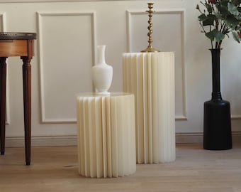 Papiersäule faltbar in creme, skulpturales Podest mit Kunststoffscheibe, moderner Beistelltisch mit Galeriecharakter