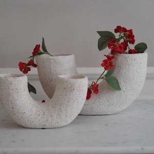 Keramik Vase organisch skulptural 70er Stil Blumenvase weiß gesprenkelt Studiokeramik modernistische Form Mehrfachöffnung L oder M