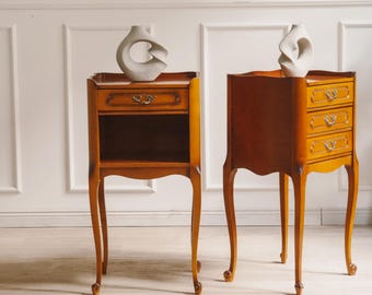 Paar Nachttische Louis-Quinze-Stil Kirschbaum Rokoko Cabriole Beine asymmetrisch