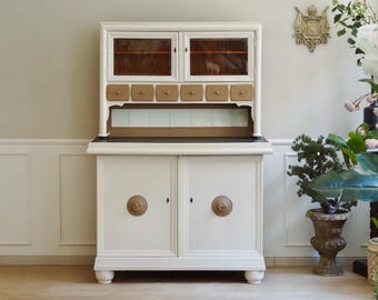 Antiek witgelakt keukendressoir | Vintage keukenkast met glazen vitrine en kruidenlades | Art Nouveau, Gründerzeit, buffetkast in landelijke stijl