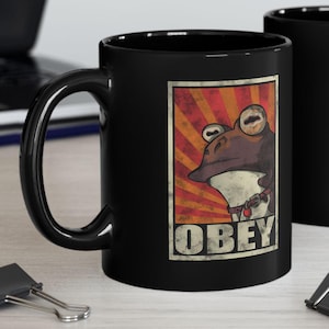 Gehorche der Kröte! Schwarze Tasse (11oz, 15oz)