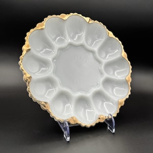 Talerz na jajka faszerowane w stylu vintage Anchor Hocking Fire-King Milk Glass ze złotym wykończeniem, 9,75 cala