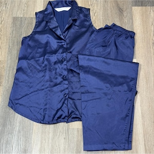 Conjunto de pijama vintage Victoria&#39;s Secret de satén azul marino sin mangas con botones en la parte superior, talla M