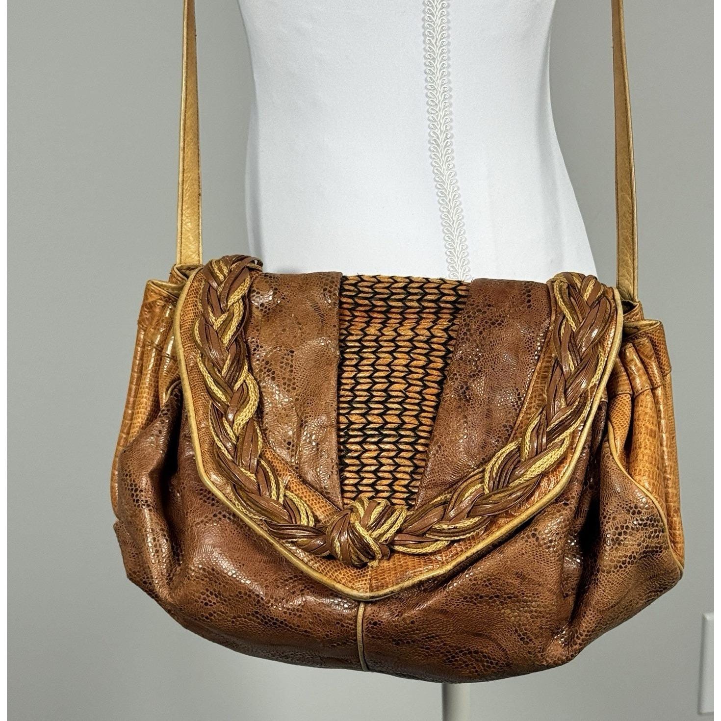 Sharif Crossbody - Etsy display picture 2