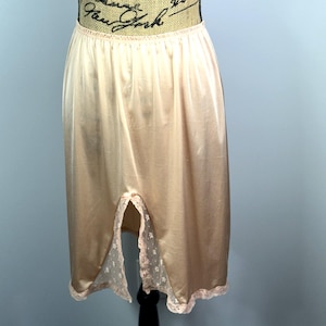 Vintage Vanity Fair Nylon Lace Trim Half Slip Petticoat Size M Peach Short 21&quot;