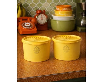 Set di 2 barattoli Tupperware Servalier gialli vintage con coperchi a raggiera, stile retrò per la cucina.