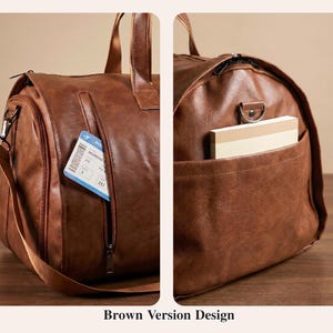 Puede incluir: Una bolsa de viaje marr&oacute;n con un bolsillo lateral con cremallera que contiene una tarjeta de embarque y un bolsillo exterior abierto con un cuaderno. La bolsa incluye asas resistentes, una correa de hombro extra&iacute;ble y herrajes met&aacute;licos.
