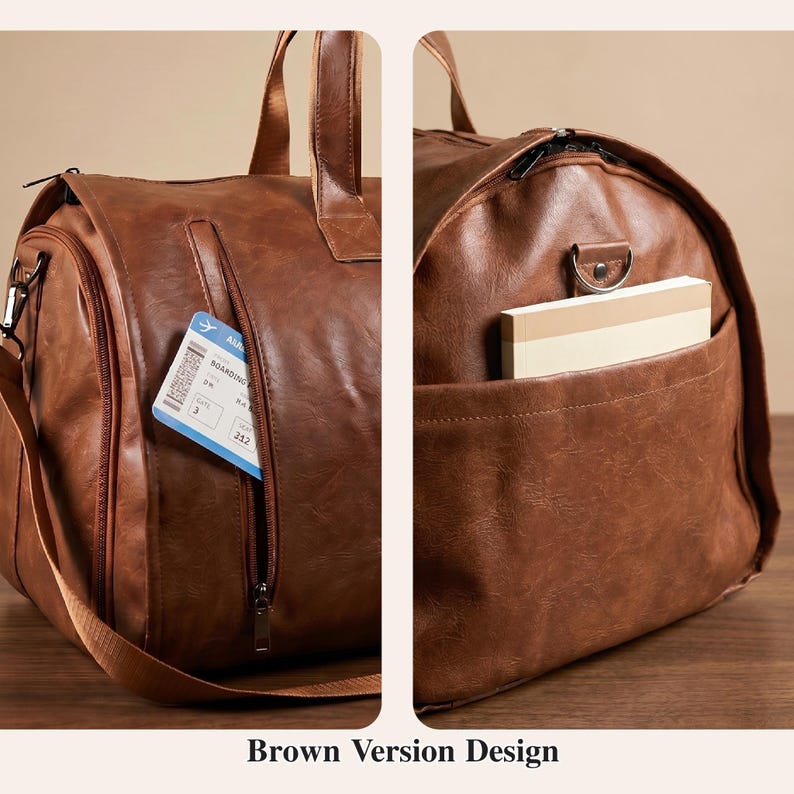 Puede incluir: Una bolsa de viaje marr&oacute;n con un bolsillo lateral con cremallera que contiene una tarjeta de embarque y un bolsillo exterior abierto con un cuaderno. La bolsa incluye asas resistentes, una correa de hombro extra&iacute;ble y herrajes met&aacute;licos.