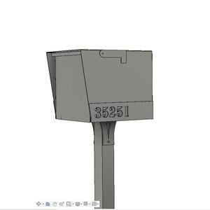 Puede incluir: Un buzón gris con el número 35251 en la parte delantera. El buzón está montado en un poste. El diseño es simple y moderno, con líneas limpias y una forma rectangular.