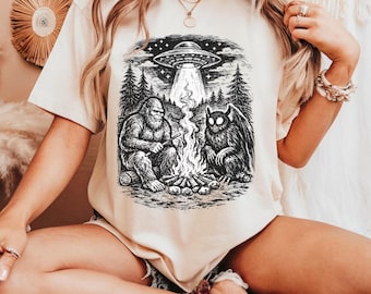 Maglietta Mothman Bigfoot Tee Maglietta Cryptid Campfire