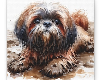 Può includere: Dipinto ad acquerello di un cane Shih Tzu, sdraiato con un aspetto fangoso. Il cane ha pelo marrone, nero e bianco, con uno sguardo concentrato. L'opera d'arte è su una tela bianca.