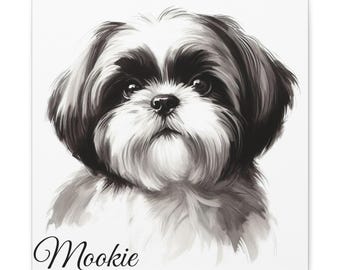 Può includere: Ritratto in bianco e nero di un cane Shih Tzu, con il nome "Mookie" in corsivo. L'immagine mette in risalto il pelo e i lineamenti del cane. L'opera d'arte è su sfondo bianco.
