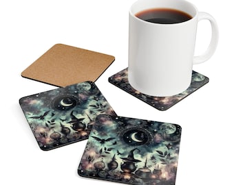 Op de afbeelding: Een witte mok met koffie staat op een vierkante onderzetter met een mystiek ontwerp. De onderzetter toont een maan, vleermuizen en een heksenketel. Andere onderzetters met hetzelfde ontwerp zijn zichtbaar.