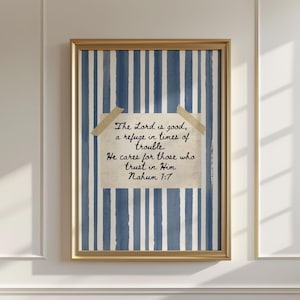 Coastal Blue Christian Wandkunst Nahum 1:17 Küstenbibel druckbare Poster Vintage Küstenästhetik Strandhausdekor College Mädchenwandkunst
