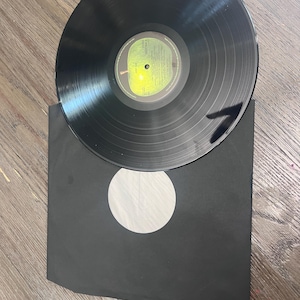 Puede incluir: Un juego de tres tazas de cer&aacute;mica con un acabado mate moteado. Cada taza presenta un color diferente: azul claro, crema y gris. Las tazas tienen un dise&ntilde;o simple y moderno y un asa c&oacute;moda.