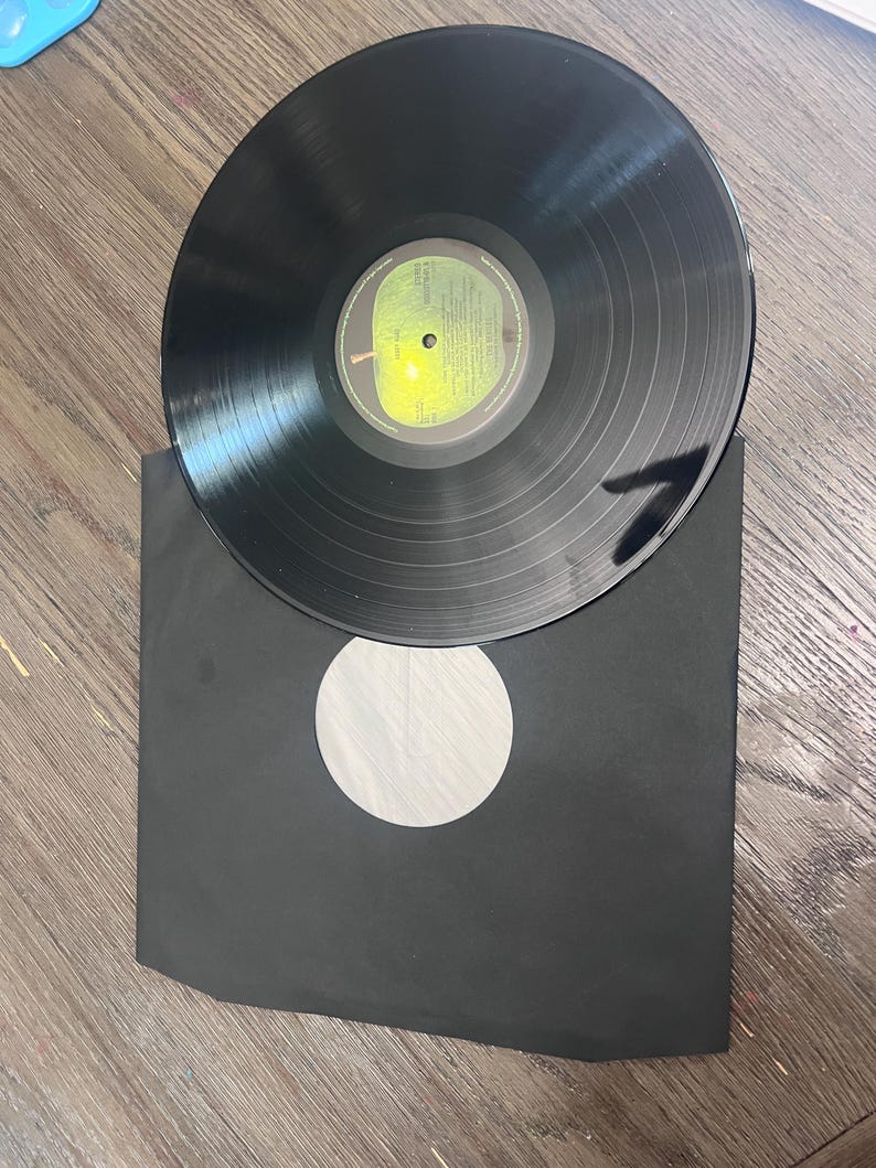 Puede incluir: Un juego de tres tazas de cer&aacute;mica con un acabado mate moteado. Cada taza presenta un color diferente: azul claro, crema y gris. Las tazas tienen un dise&ntilde;o simple y moderno y un asa c&oacute;moda.