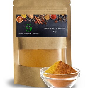 Può includere: Un sacchetto di carta marrone con un'etichetta che recita "9 Season 100% Ceylon Native Products Turmeric Powder 50g". Il sacchetto contiene polvere di curcuma gialla. Una piccola ciotola di vetro piena di polvere di curcuma si trova davanti al sacchetto.