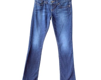 GUESS Daredevil Boot Jeans para mujer, talla 26, lavado medio, tiro bajo, tejido vaquero elástico de corte bota.