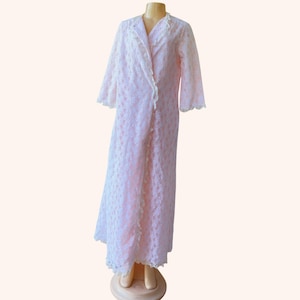 Bata vintage Ariel rosa de encaje, pequeña, transparente, con botones en la parte delantera, romántica.