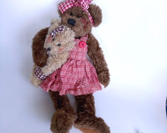 Oso de peluche con osito bebé vestido de cuadros rojos Decoración rústica de cabaña