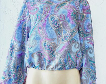 Blusa Chelsea & Theodore Paisley, talla pequeña, azul y rosa, estilo bohemio, manga tres cuartos.