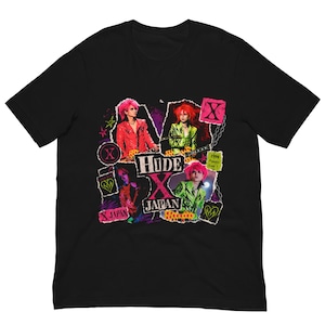 Op de afbeelding: Een zwart t-shirt met een grafische print van de band X Japan. Het ontwerp bevat vier foto's van bandleden met felroze haar, gekleed in rode en groene jasjes, samen met de tekst HIDE X JAPAN, kettingafbeeldingen en diverse symbolen.