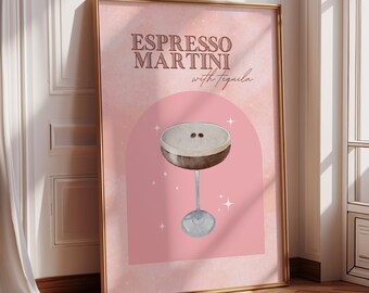 Könnte beinhalten: Ein rosa Poster mit goldenem Rahmen, das eine Aquarell-Illustration eines Espresso-Martini-Cocktails mit dem Text "Espresso Martini with tequila" in brauner Schrift zeigt.
