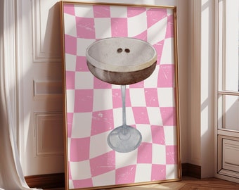 Könnte beinhalten: Ein gerahmter Druck einer Aquarellillustration eines Cocktailglases vor einem rosa-weiß karierten Hintergrund.