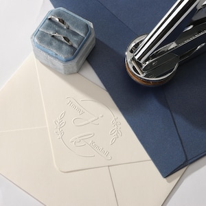 Timbro goffratore monogramma e iniziale per coppie / Goffratura personalizzata di carta e indirizzo / Sigillo per tovaglioli personalizzato - Decorazione per matrimonio o casa