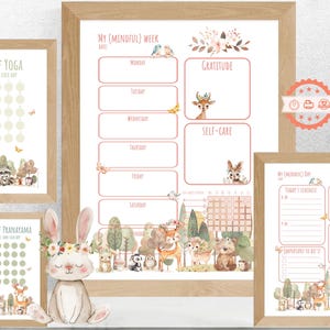 Op de afbeelding: Een set van vier afdrukbare digitale downloads met illustraties van bosdieren. De set bevat een weekplanner, een dagplanner en twee 30-daagse trackers voor yoga en pranayama.