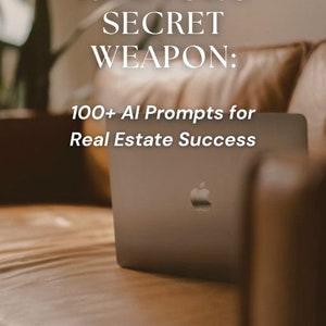 K&ouml;nnte beinhalten: Ein Buchcover mit dem Titel "Realtor's Secret Weapon: 100+ AI Prompts for Real Estate Success" und dem Namen des Autors "Revyn Douglas". Das Cover zeigt einen Laptop auf einem braunen Ledersofa.